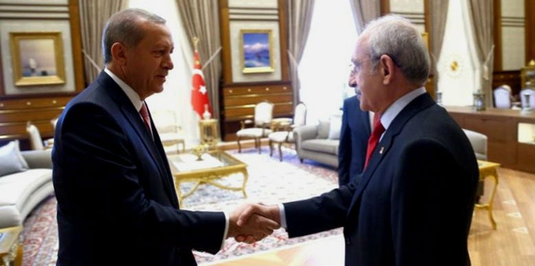 Ο Κιλιτσντάρογλου δίνει «στεγνά» τον Ερντογάν: «Έδωσες όπλα στους τζιχαντιστές να πολεμήσουν τον Άσαντ και με αυτά σκοτώνουν Τούρκους πολίτες»